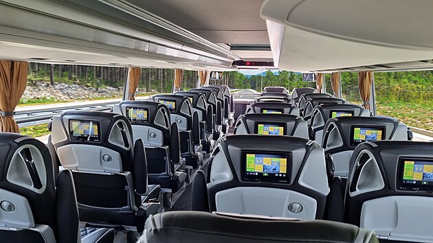 Interiér patra autobusu Setra. Kvůli uspořádání sedadel, kdy na jedné straně je pouze jedno sedadlo, se snižuje počet míst z obvyklých 80 na 58. Na oplátku autobusy poskytnou větší pohodlí.