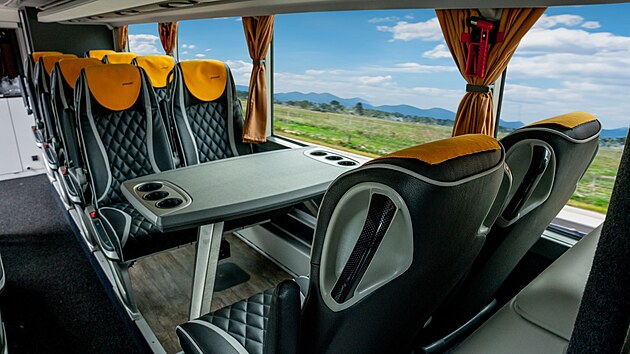 Autobusy Setra nabídnou i místa se stolem, která cestující znají z vlaků.