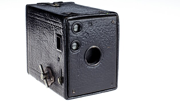 Kodak Brownie zpotku pipomnal krabiku na aj potaenou k s malm objektivem v pedn stn.