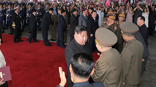 Severokorejský vůdce Kim Čong-un po letech opustil hranice KLDR. Svým obrněným vlakem vyrazil do Vladivostoku, kde se setká s ruským prezidentem Vladimirem Putinem. Snímek před odjezdem. (10. září 2023)