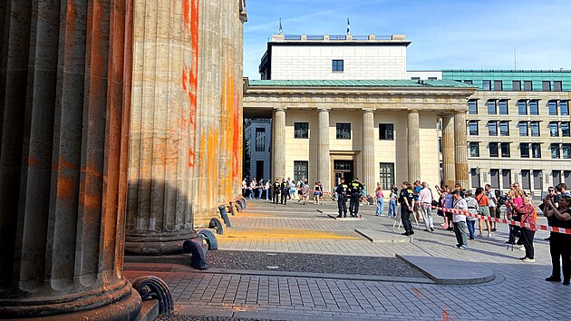 Klimatit aktivist barvou poniili v Berln vech est sloup Braniborsk brny. (17. z 2023)