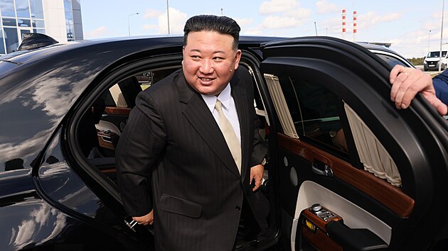 Severokorejsk vdce Kim ong-un si prohldl limuznu Vladimira Putina. (13. z 2023)