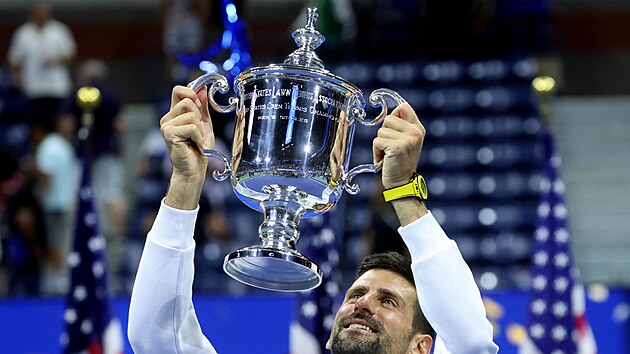 Srbský tenista Novak Djokovič s trofejí pro vítěze US Open.