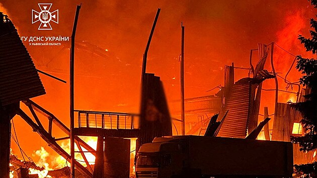 Pohled na hořící průmyslový sklad, poškozený  ruským dronem ve Lvově na Ukrajině. (19. září 2023)