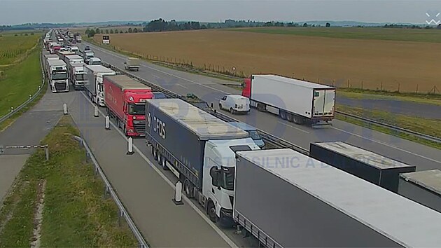 Nehoda na 165. kilometru d�lnice D1 za Velkou B�te�� na ���rsku. D�lnice ve sm�ru na Brno je nepr�jezdn�. (13. z��� 2023)