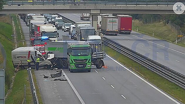 Nehoda na 165. kilometru d�lnice D1 za Velkou B�te�� na ���rsku. D�lnice ve sm�ru na Brno je nepr�jezdn�. (13. z��� 2023)