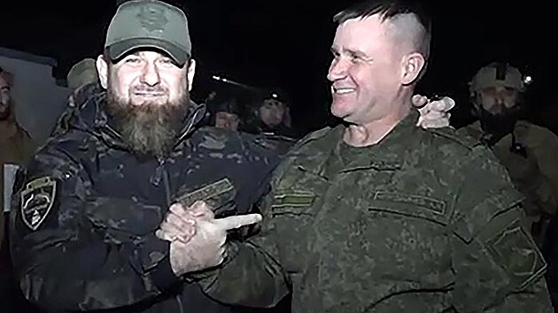Generl Andrej Mordviev s eenskm vdcem Ramzanem Kadyrovem (24. ervence 2023)