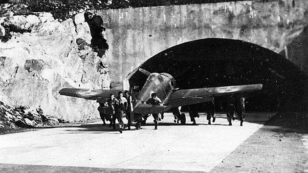 Pvodn podzemn hangr na leteck zkladn Sve, vdsk sthac letoun FFVS J 22