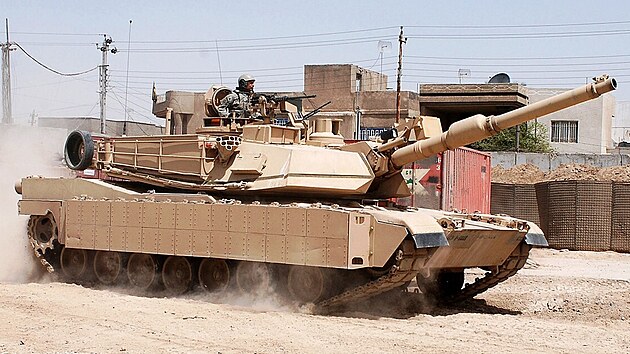 M1A2 Abrams, který nese cihly ARAT I, lafetu CS/AMM a LAGS.