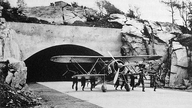 Pvodn podzemn hangr na leteck zkladn Sve, fotografie pochz z obdob druh svtov vlky. Typ letoun: Fiat C.R.42. Falco.