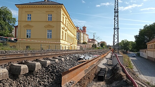 Poblíž centra Litoměřic se staví 500 metrů dlouhá protihluková stěna. Práce probíhají také na železničním svršku a spodku. (září 2023)