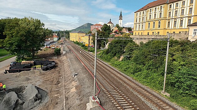 Poblíž centra Litoměřic se staví 500 metrů dlouhá protihluková stěna. Práce probíhají také na železničním svršku a spodku. (září 2023)