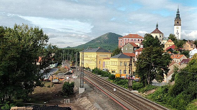 Pobl centra Litomic se stav 500 metr dlouh protihlukov stna. Prce probhaj tak na elezninm svrku a spodku. (z 2023)