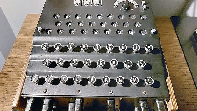 Penosnifrovacstroj Enigma se pouval k ifrovn a deifrovn tajnch daj.