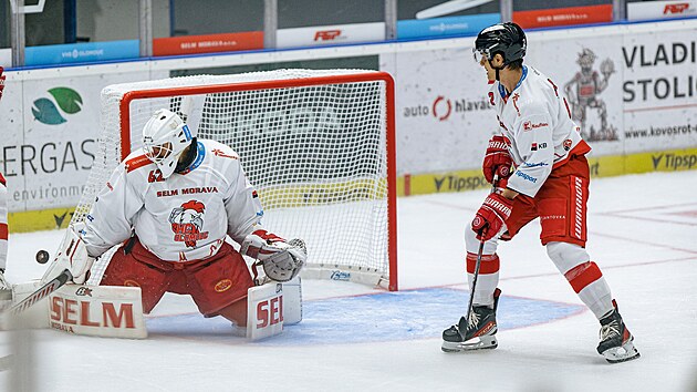 Olomouck� brank�� Branislav Konr�d zasahuje.