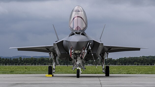 Letouny americkho F-35A Lightning II Demonstration Teamu peletly do Ostravy ze zkladny v britskm Lakenheath. (14. z 2023)