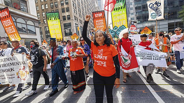 Destky tisc lid v nedli demonstrovaly v New Yorku proti pouvn fosilnch paliv a za lep boj proti klimatickm zmnm. (17. z 2023)
