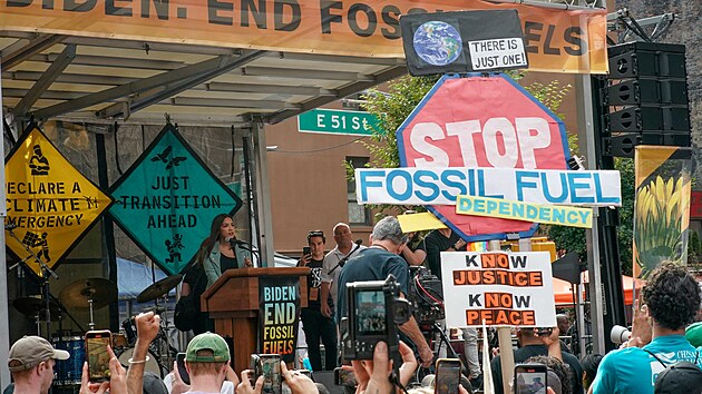Destky tisc lid v nedli demonstrovaly v New Yorku proti pouvn fosilnch paliv a za lep boj proti klimatickm zmnm. (17. z 2023)