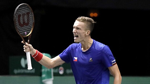 Jiří Lehečka se hecuje při utkání skupiny finálového turnaje Davis Cupu ve...
