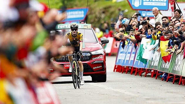PRO NATHANA. Dojatý Jonas Vingegaard dojíždí do cíle šestnácté etapy Vuelty