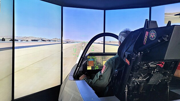 DNY NATO 2023: Simulátor letounu F-35 Lightning II, který věrně zobrazuje letové údaje a žákovi umožňuje vyzkoušet si ovládání letounu v bezpečí.