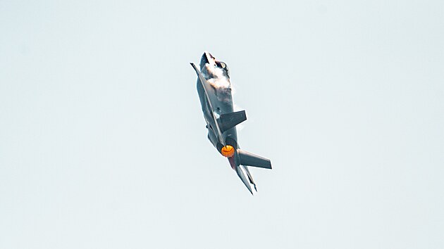 Impozantní F-35 se předvedla divákům při dynamické ukázce.