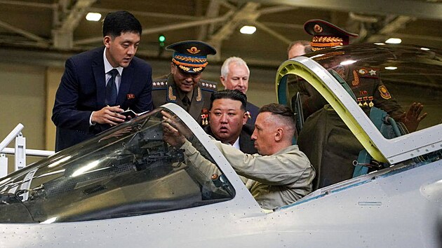 Severokorejsk vdce Kim ong-un pi exkurzi v tovrn na vrobu letadel ve mst Komsomolsk na Amuru v Chabarovskm kraji v Rusku (15. z 2023)