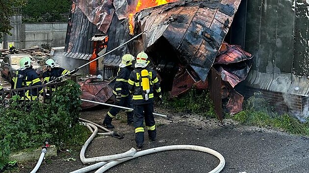 Hasiči likvidují požár penzionu v Tanvaldu.