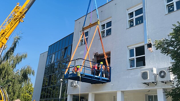 V nemocnici museli vy��znout otvor ve st�n� vy�et�ovny magnetick� rezonance, aby bylo mo�n� p��stroj do budovy um�stit.