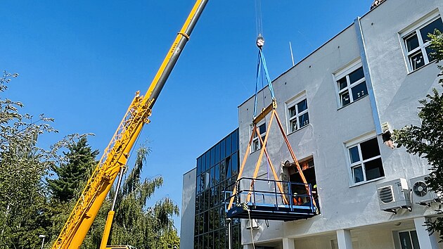 V nemocnici museli vy��znout otvor ve st�n� vy�et�ovny magnetick� rezonance, aby bylo mo�n� p��stroj do budovy um�stit.