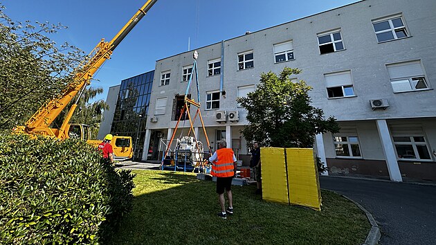 V nemocnici museli vy��znout otvor ve st�n� vy�et�ovny magnetick� rezonance, aby bylo mo�n� p��stroj do budovy um�stit.