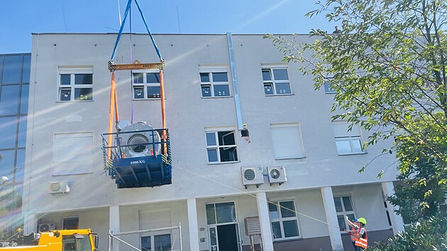 V nemocnici museli vy��znout otvor ve st�n� vy�et�ovny magnetick� rezonance, aby bylo mo�n� p��stroj do budovy um�stit.