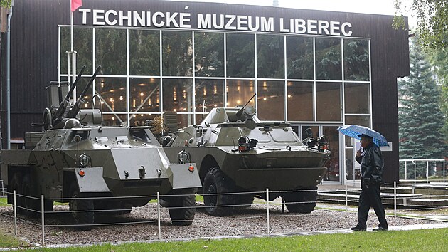 Transportry ped muzeem pipomnaj nvtvnkm vojenskou techniku.