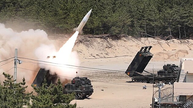 Testovn americkch balistickch raket ATACMS v Jin Koreji (25. kvtna 2022)