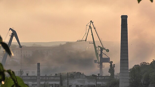 Lodnici v krymskm pstavu Sevastopol zashl ukrajinsk tok. (13. z 2023)