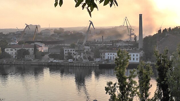 Lodnici v krymskm pstavu Sevastopol zashl ukrajinsk tok. (13. z 2023)