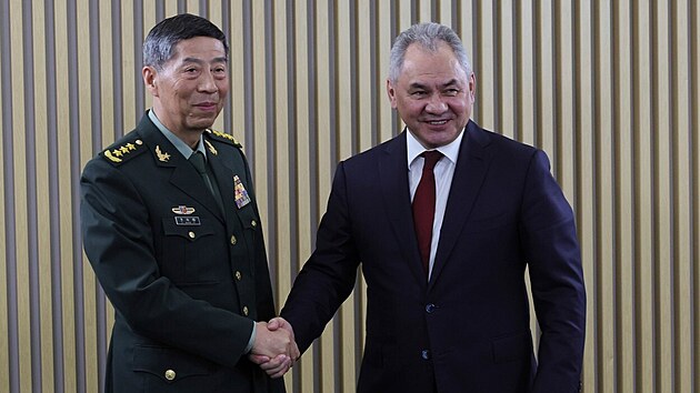 nsk ministr obrany Li ang-fu se svm ruskm protjkem Sergejem ojguem (15. srpna 2023)