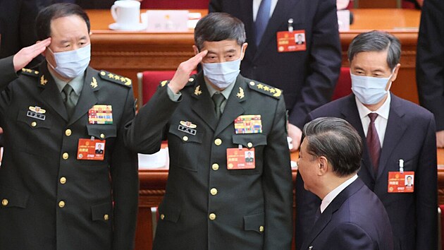 nsk ministr obrany Li ang-fu zdrav nskho prezident Si in-pchinga na zasedn nskho parlamentu. (12. bezna 2023)