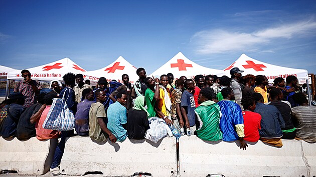 Italsk� ostrov  Lampedusa se pot�k� s ne�ekan� vysok�m po�tem p��choz�ch migrant�. (14. z��� 2023)