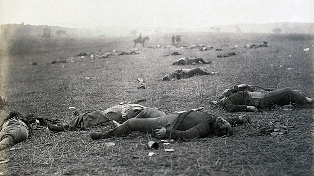 Sklize smrti. Slavná fotografie zobrazuje vojáky, kteí padli v prbhu bitvy...