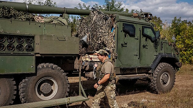 Ukrajint vojci stl na rusk pozice v Donck oblasti z houfnice Bohdana. (13. z 2023)
