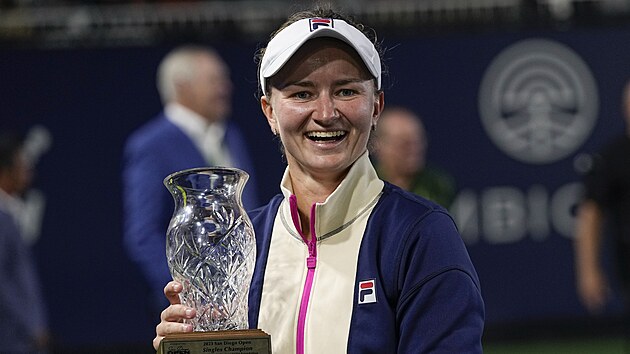 Barbora Krejíková pózuje s trofejí pro vítzku turnaje v San Diegu.