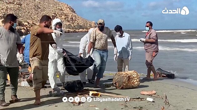 Dobrovolnci vynej tla obt niivch zplav v libyjskm mst Darn. (14. z 2023)