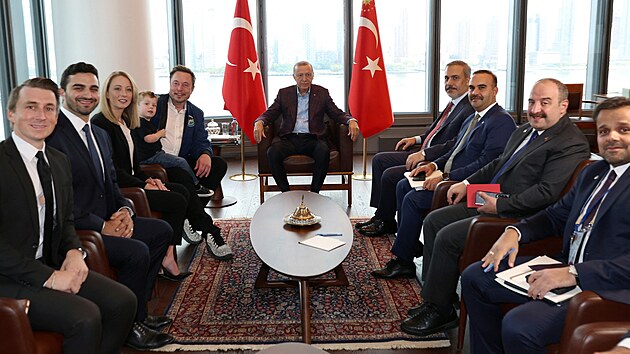 Tureck prezident Recep Tayyip Erdogan se seel s fem Tesly Elonem Muskem. Ten se na schzce objevil i se svm malm synem. (17. z 2023)