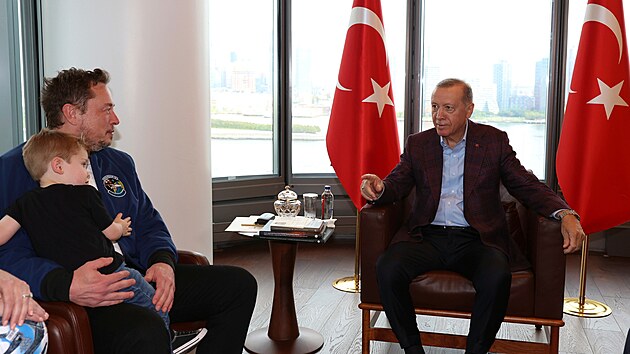 Tureck prezident Recep Tayyip Erdogan se seel s fem Tesly Elonem Muskem. Ten se na schzce objevil i se svm malm synem. (17. z 2023)