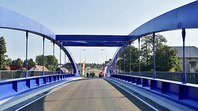 Projektanti se sna�ili, aby moc nevy�n�val a zapadl do okol�. Nejvy��� bod je tak jen 5,6 metru nad vozovkou.