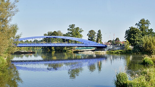 Nov� most spojuje b�ehy Lu�nice.