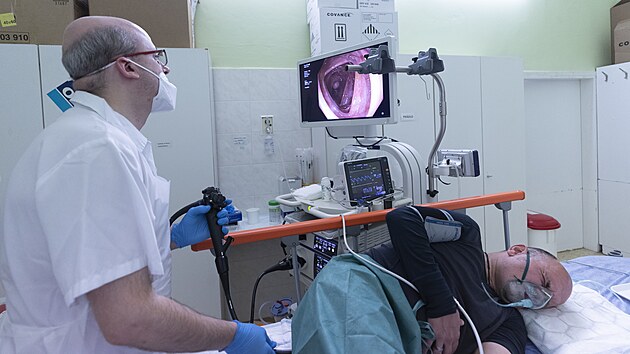 Kolonoskopie pom�h� v�as odhalit rakovinu kone�n�ku a tlust�ho st�eva.