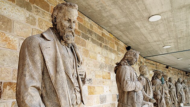 Soubor soch umlc a stavitel od vtvarnka Moice ernila se dokal oprav a nael msto v atriu muzea v Hoicch.
