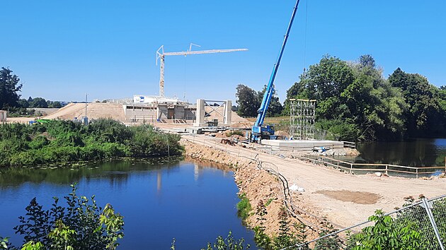 Nejzaj�mav�j��m stavebn�m objektem na severov�chodn�m obchvatu Pardubic bude nov� lanov� most p�es Labe.